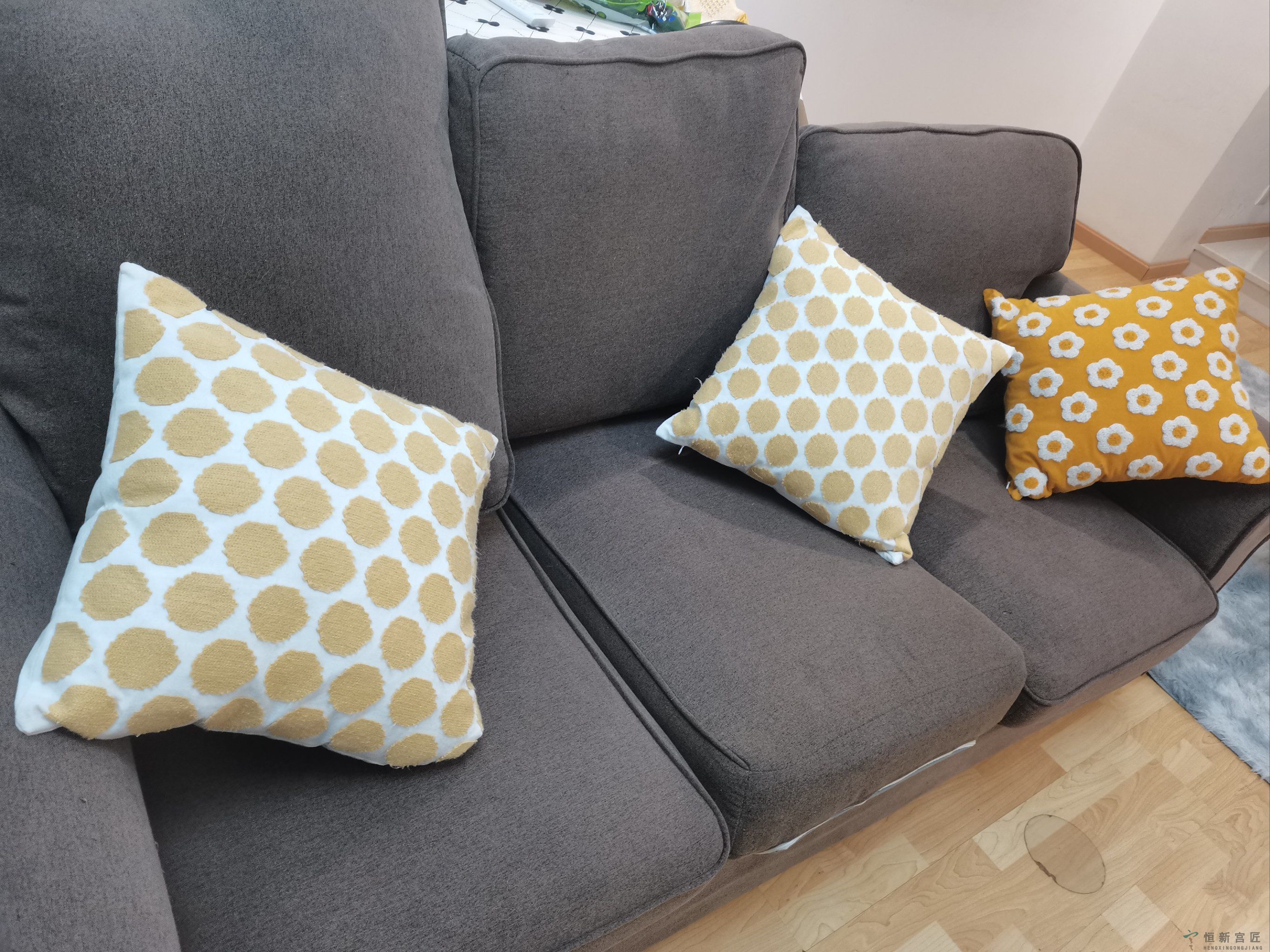 冬季布艺沙发基础清洁：减少灰尘 / 污渍堆积，避免面料老化(图1)