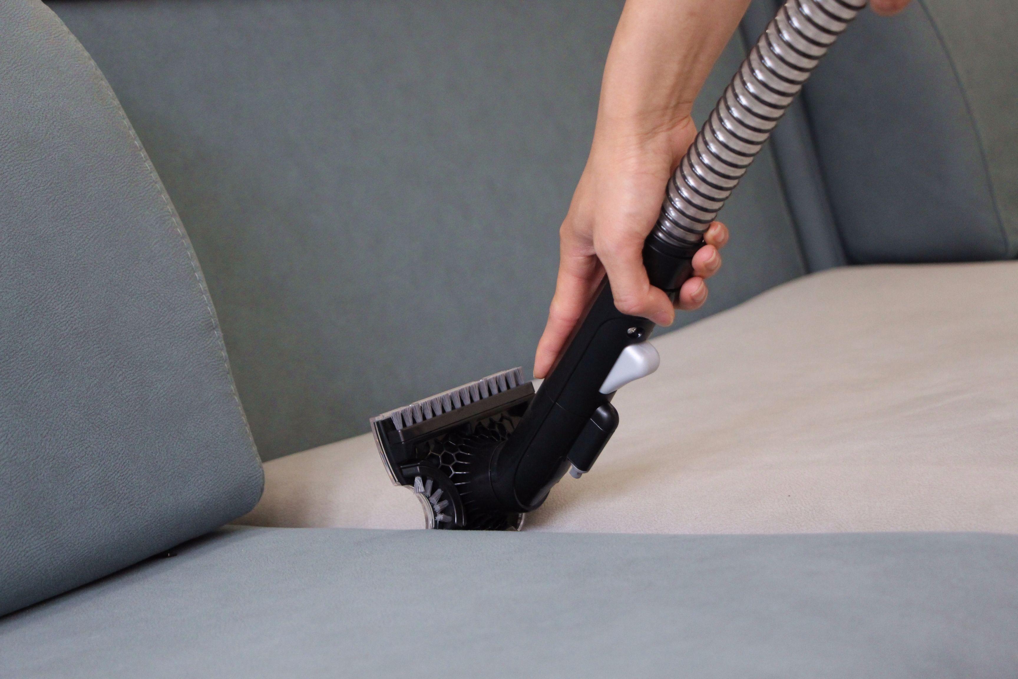 清洁布艺沙发时，从边缘到中心的顺序有何讲究？(图1)