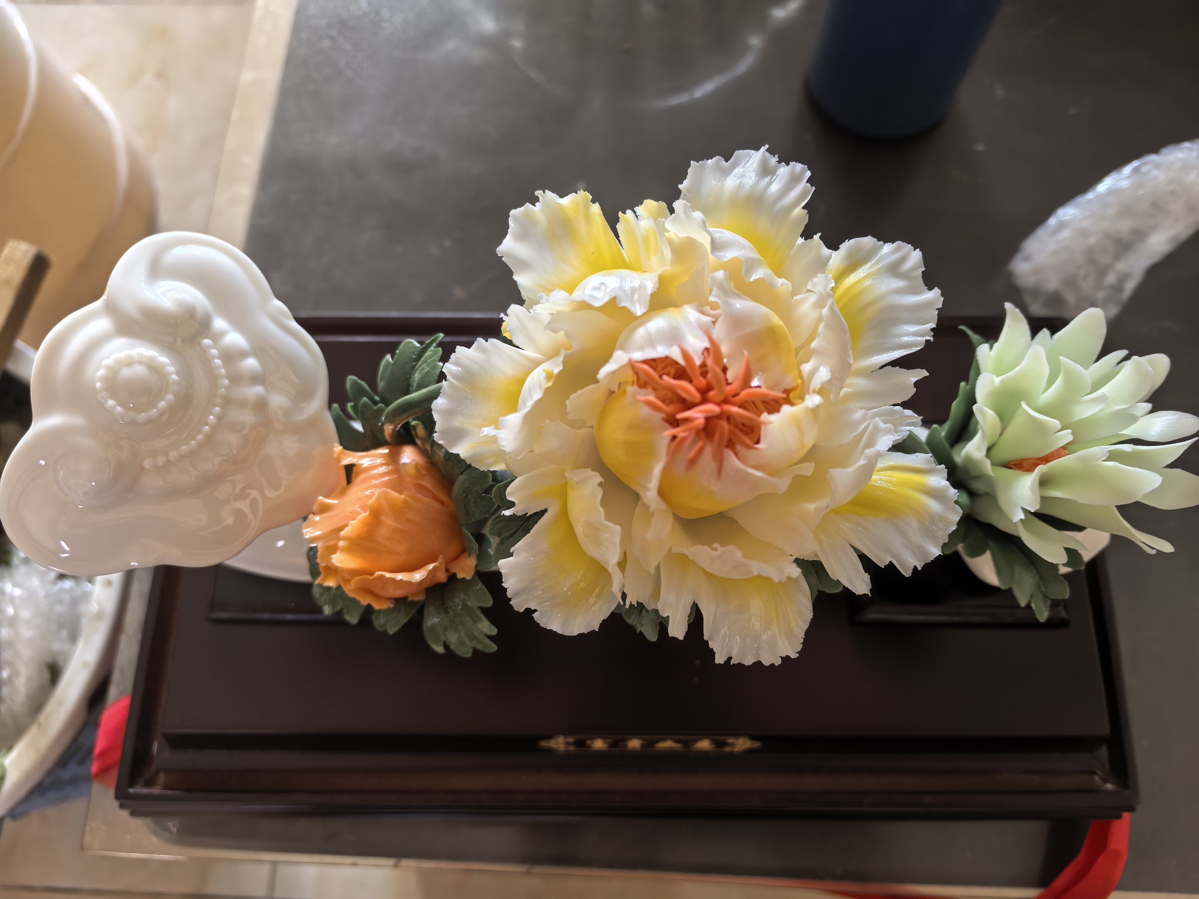 避免物理损伤和隔绝腐蚀性环境，陶瓷工艺品针对性保养、日常清洁和正确存放小妙招(图1)