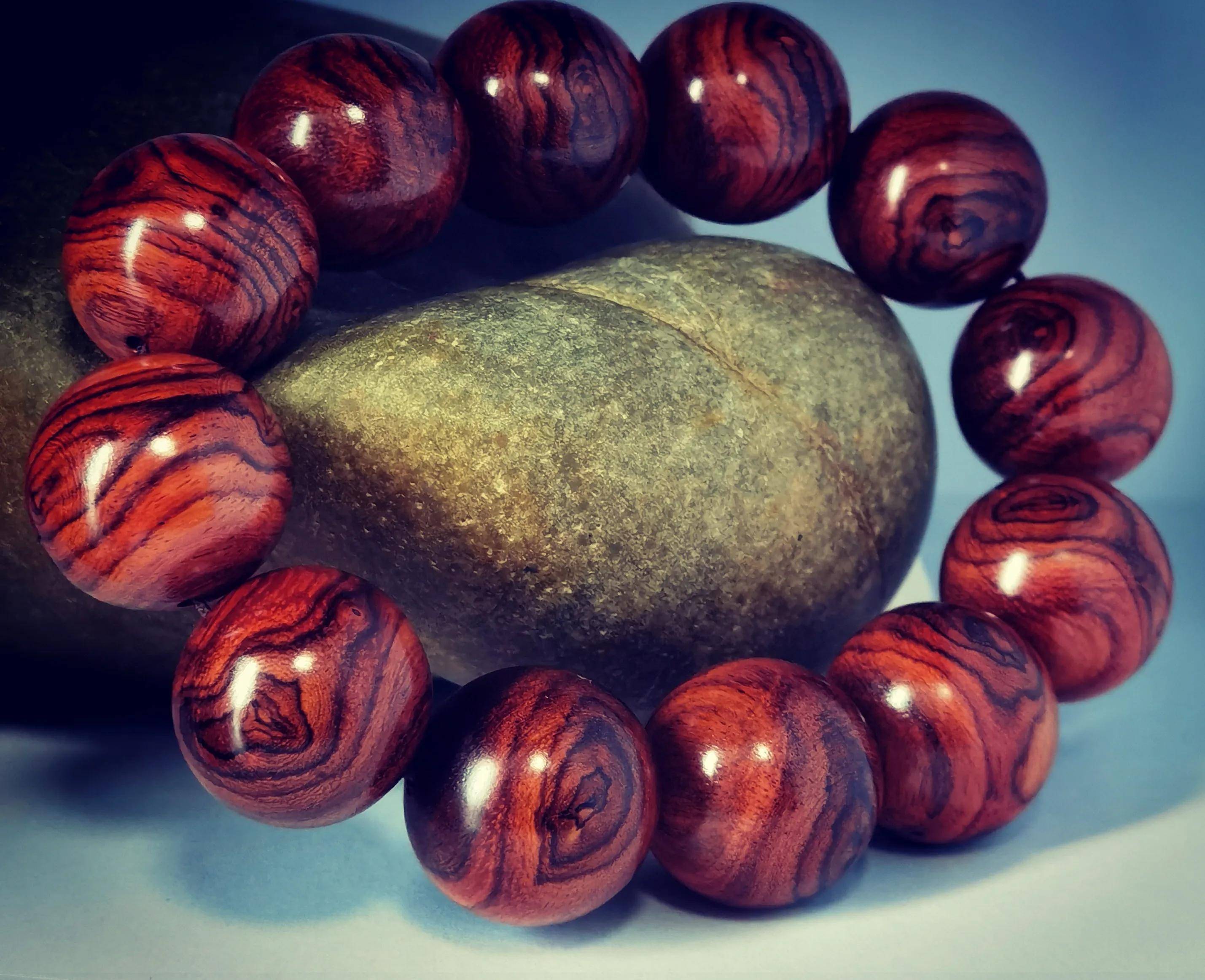 "避免损伤木质"和"防止包浆失败"，黄花梨手串盘玩和保养的核心注意事项(图2)