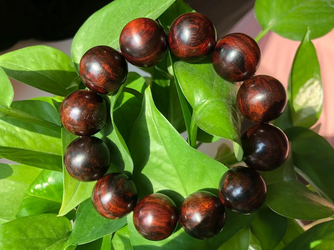 "避免损伤木质"和"防止包浆失败"，黄花梨手串盘玩和保养的核心注意事项(图1)