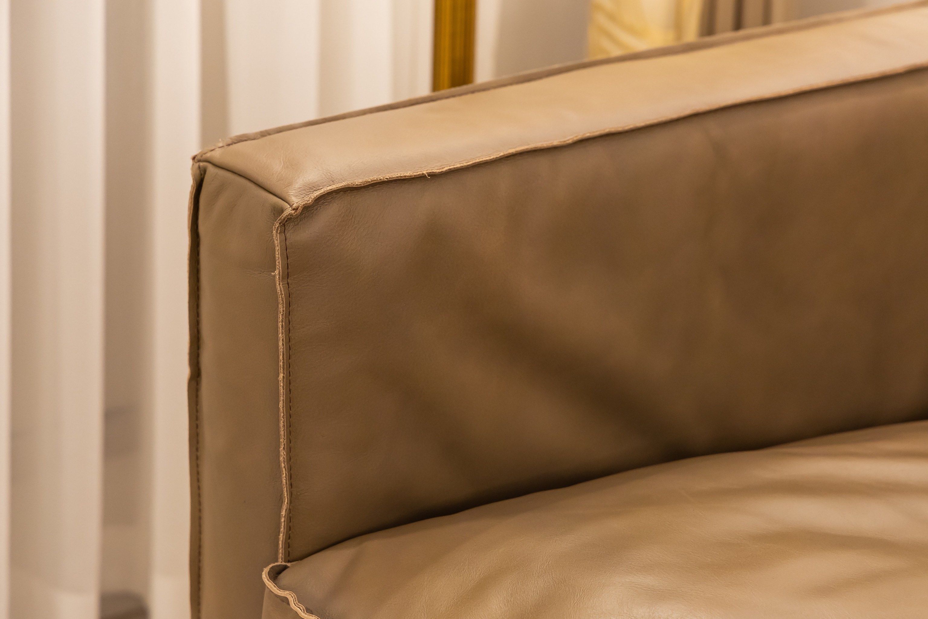 皮质沙发救星来了：从污渍到划痕，5步修复术比师傅省千元！(图2)