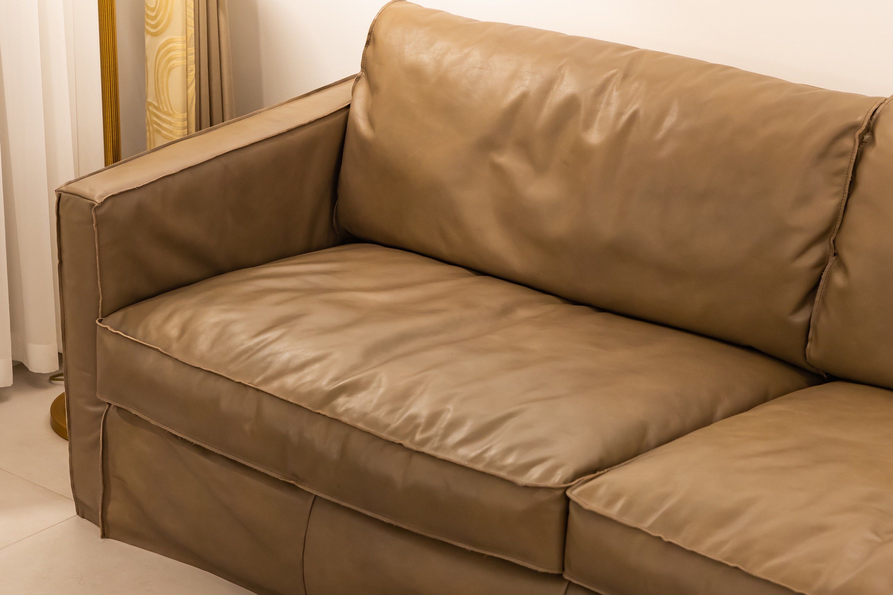 皮质沙发救星来了：从污渍到划痕，5步修复术比师傅省千元！(图3)