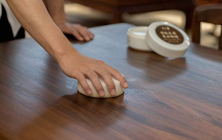 冬季家具保养3大误区：擦实木用热水、皮质靠暖气，难怪用几年就坏(图2)