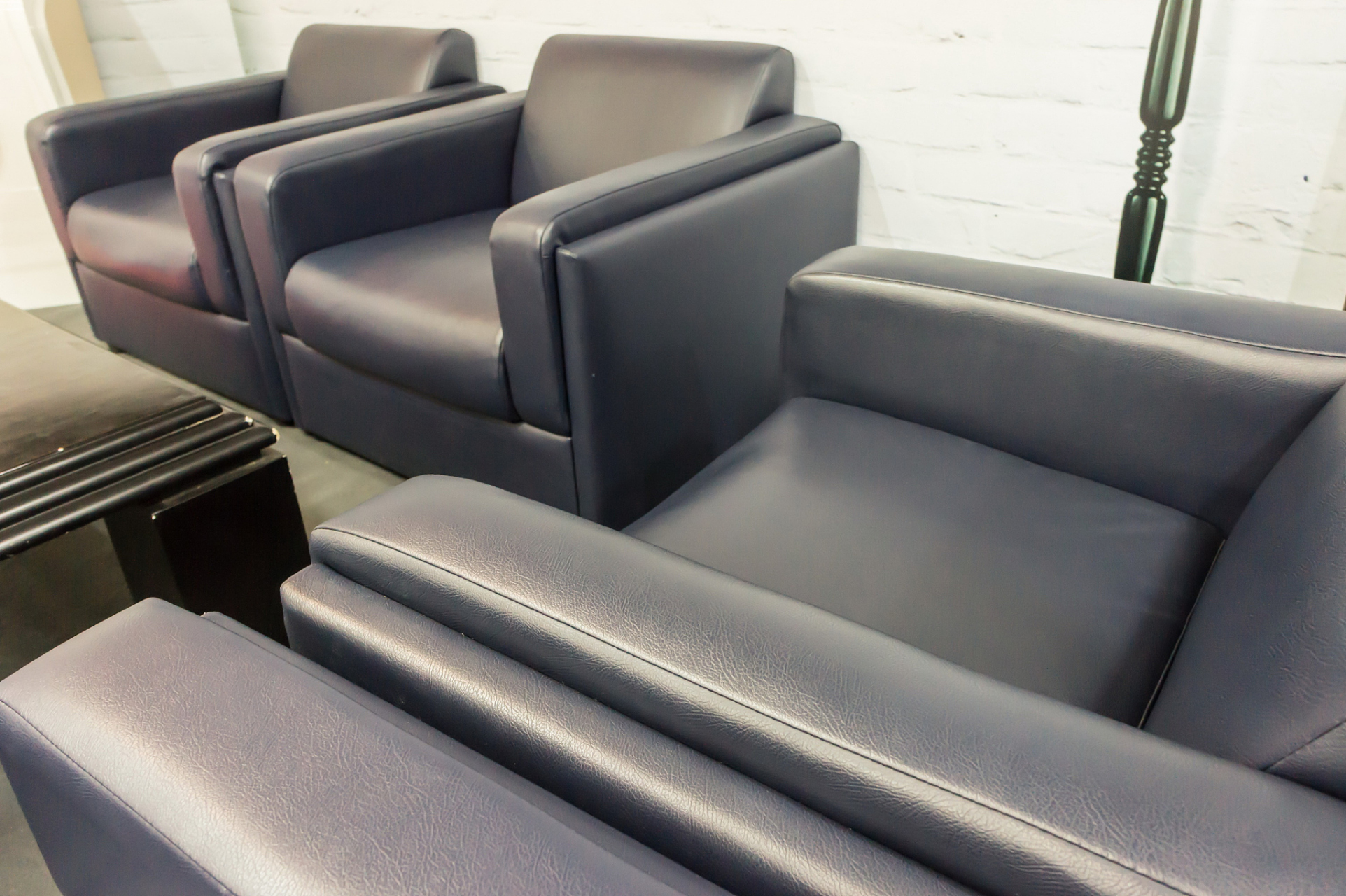 皮质沙发救星：掉皮修补+防污保养，新手也能学会的3个技巧(图2)