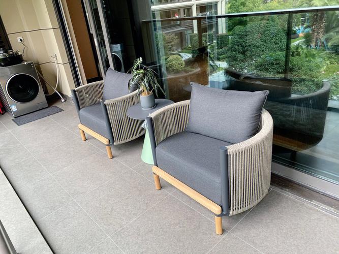 阳台家具抗老化：藤椅/金属家具防晒+防锈，风吹日晒也耐用(图1)