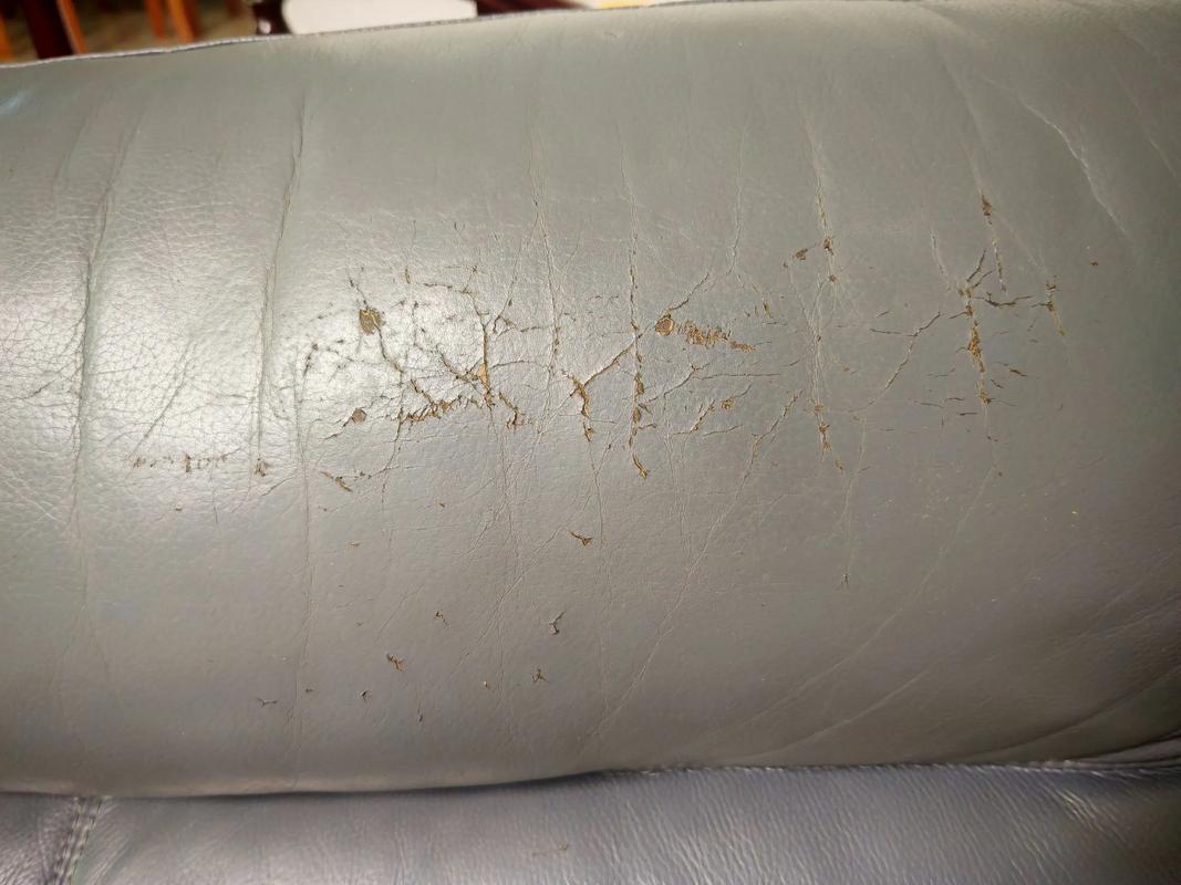 皮质沙发掉皮、染色？不用换！2个低成本修复法，亲测有效(图1)