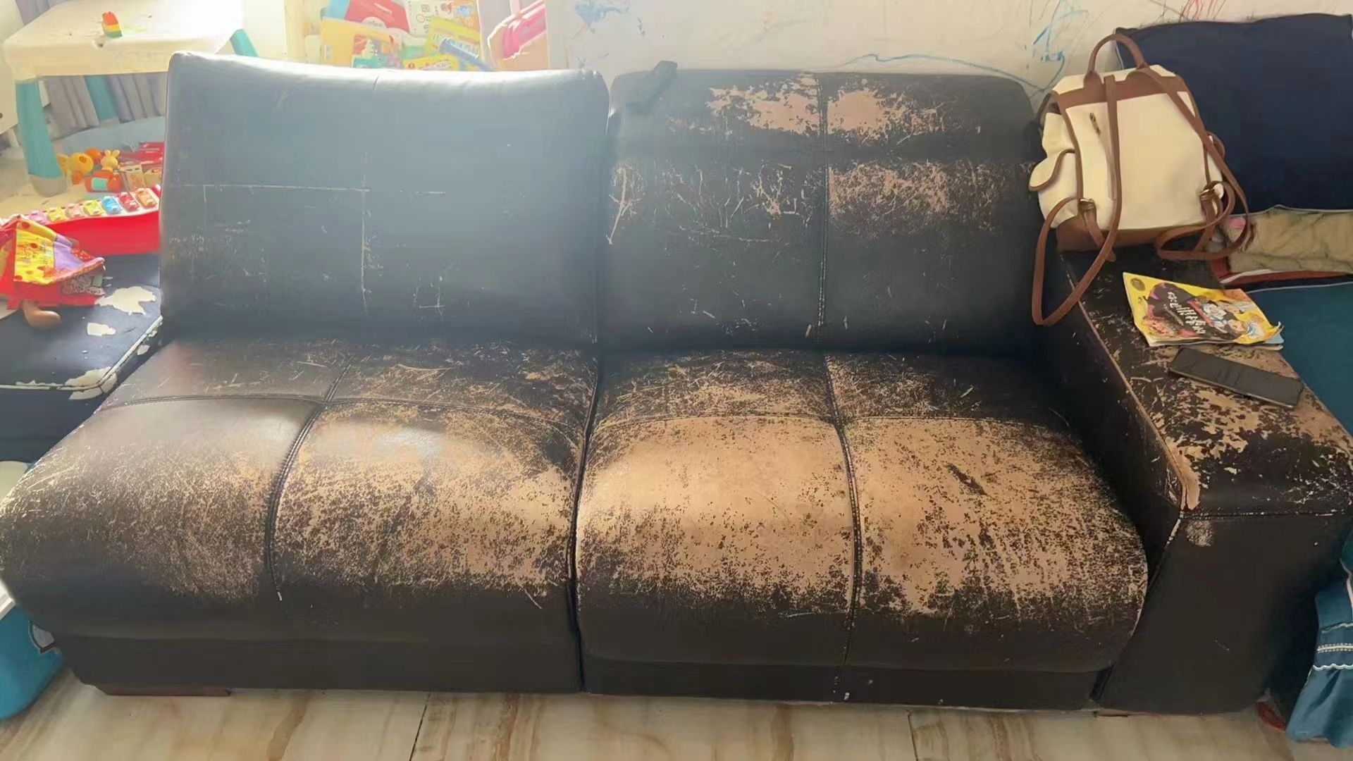 皮质沙发掉皮、染色？不用换！2个低成本修复法，亲测有效(图2)