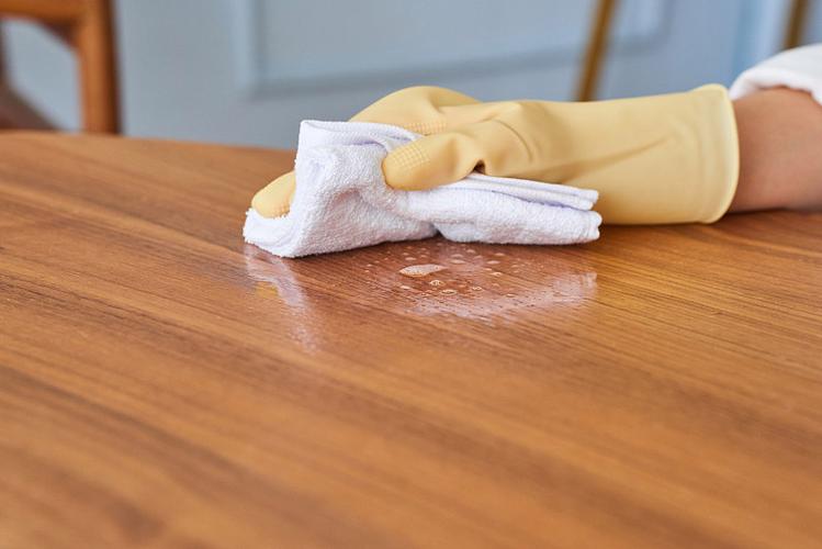 别再用湿抹布擦实木桌！5个错误保养习惯，正在毁掉你的家具(图1)