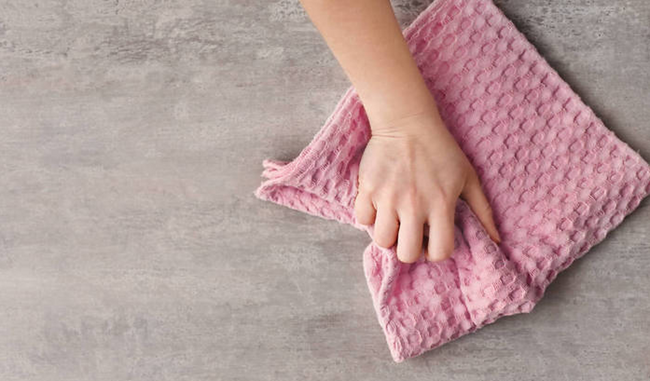 别再用湿抹布擦实木桌！5个错误保养习惯，正在毁掉你的家具(图2)