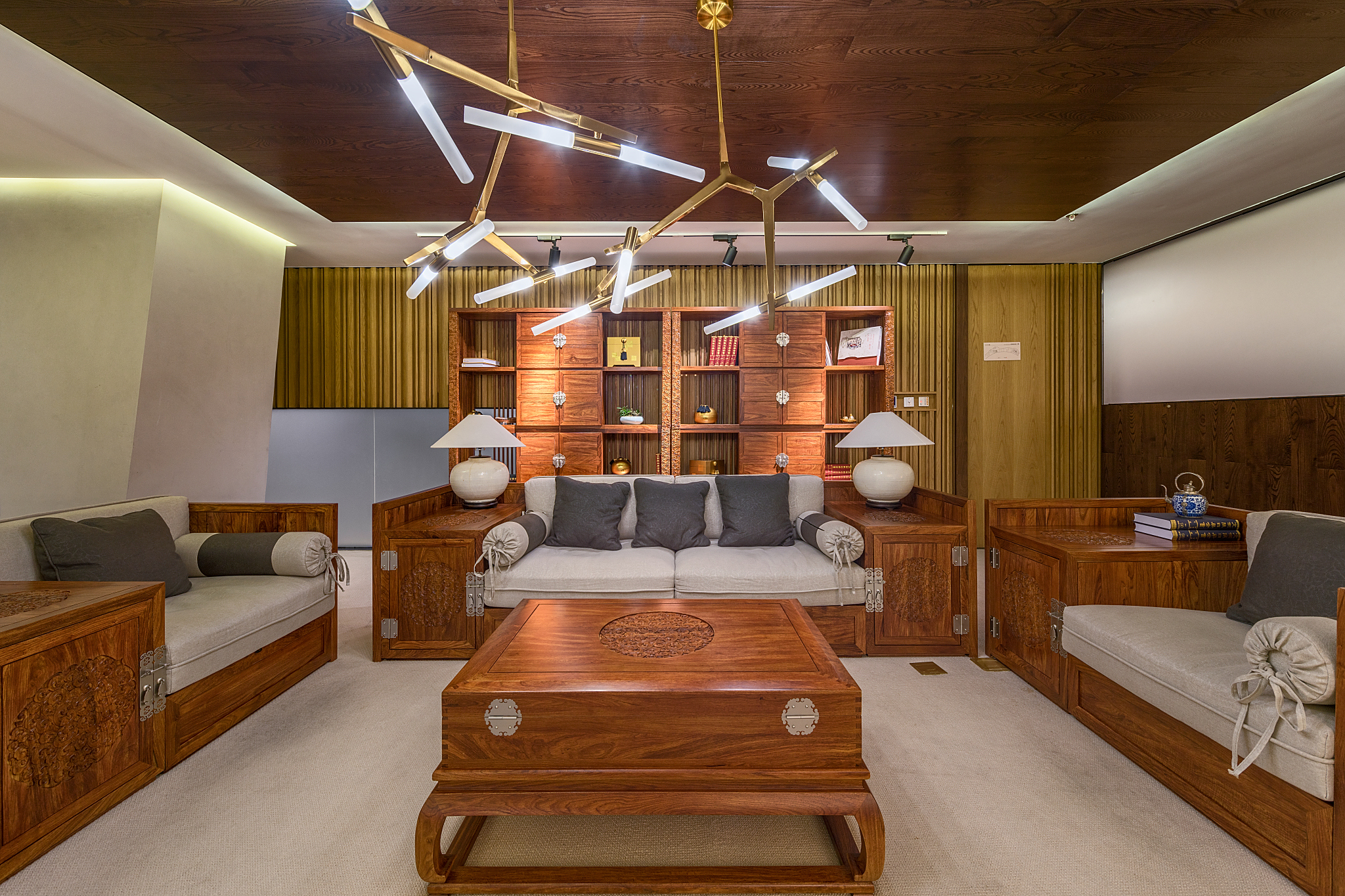 户外家具褪色开裂?金属 / 木质专用修复剂 + 防护漆,应对风吹日晒(图2)