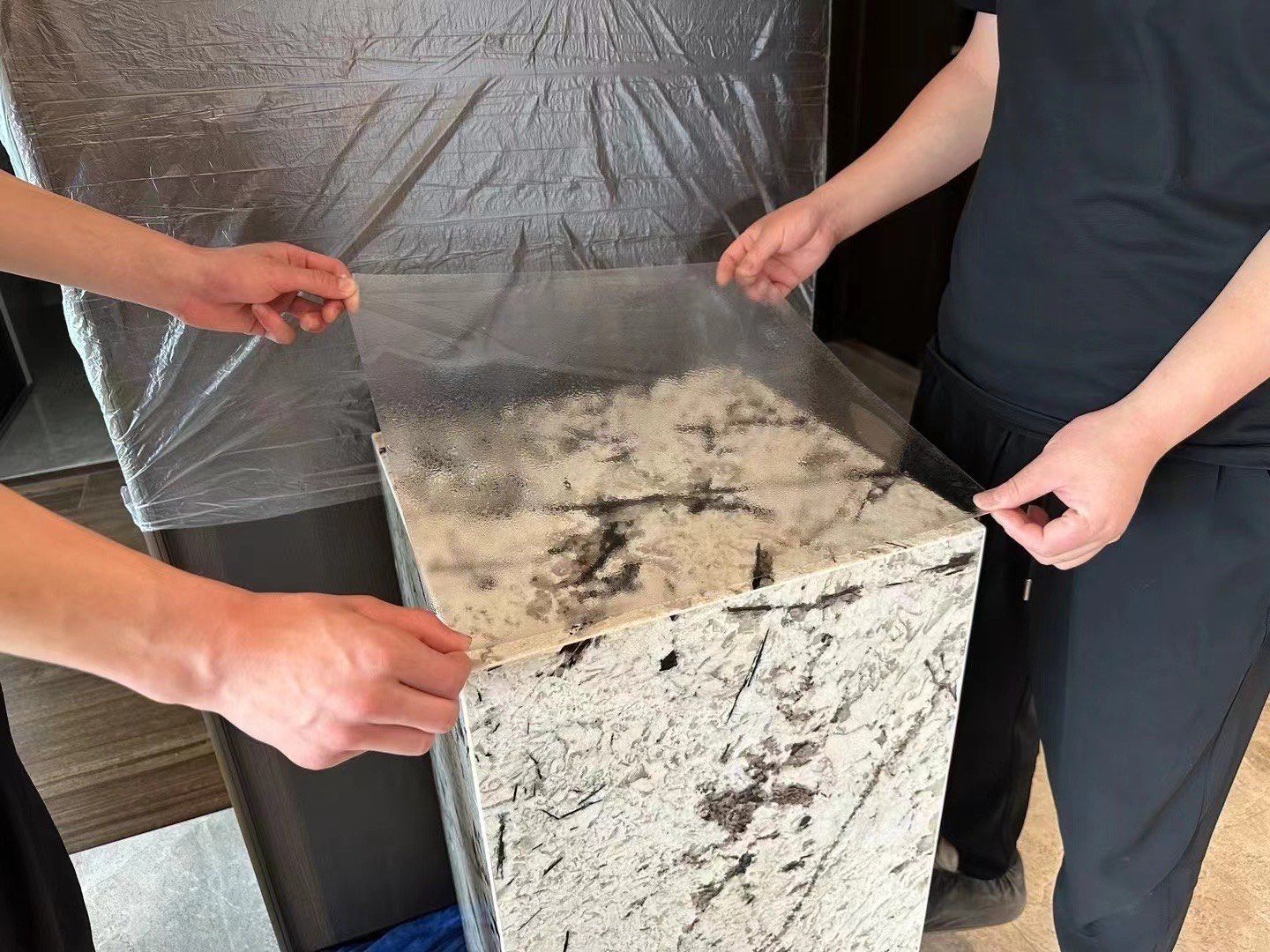 沙发脱色、材质不符维权难？家具维修贴膜防刮防旧，从源头避坑(图2)