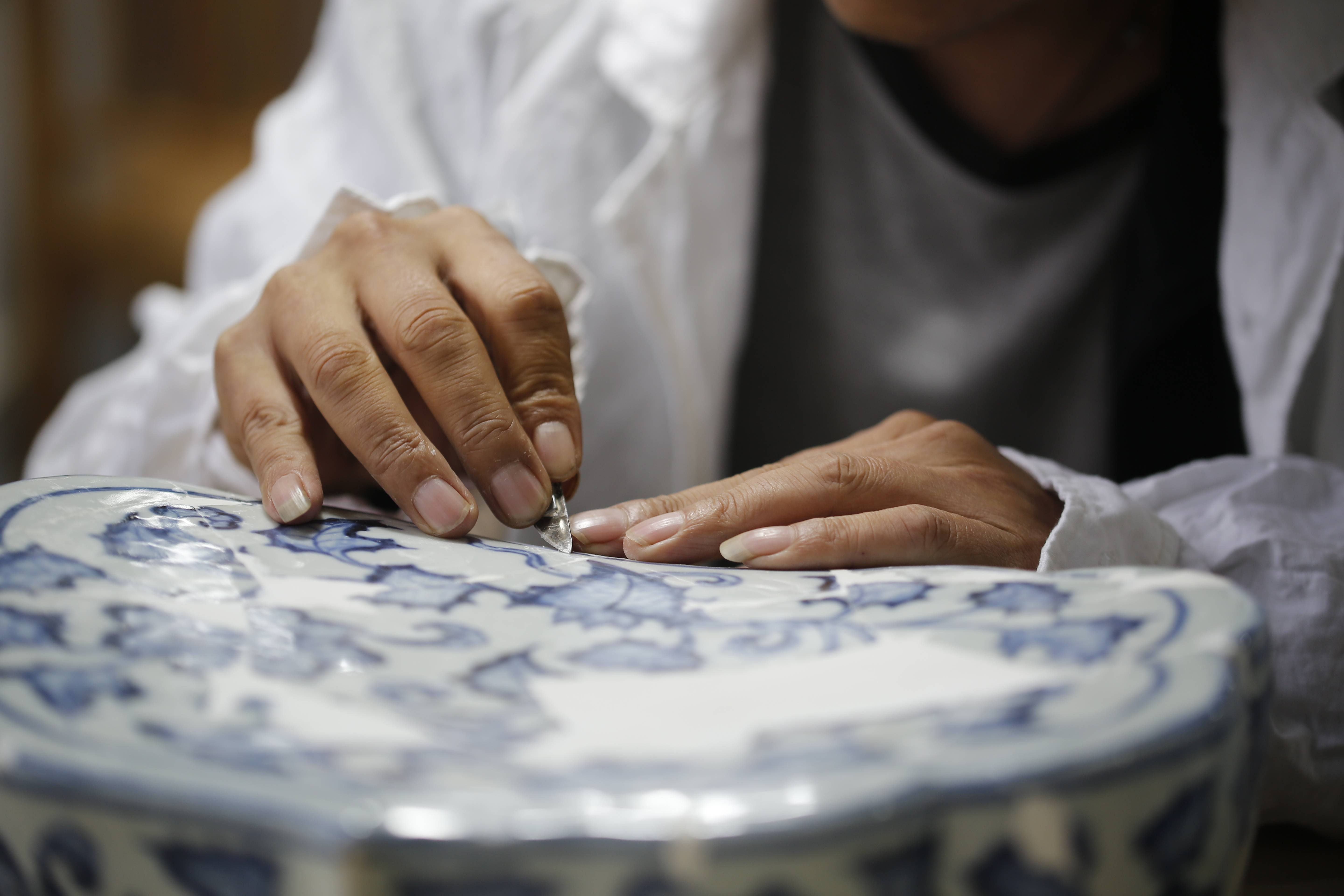 高端红木修复：58%人才缺口与3万月薪的 "金手指" 职业(图2)