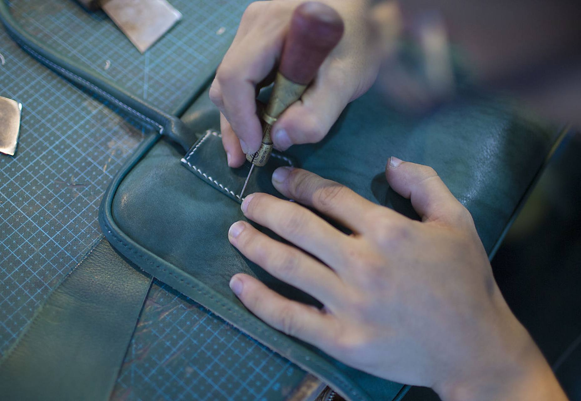 旧物改造成新风尚！皮革破损维修+沙发翻新，给家具第二次生命(图2)