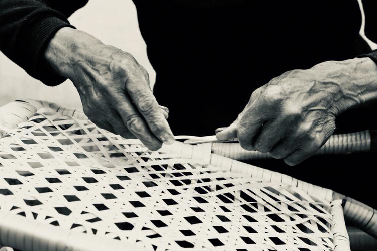 藤椅断裂修复:藤编家具破损,手工修补不影响美观(图2)