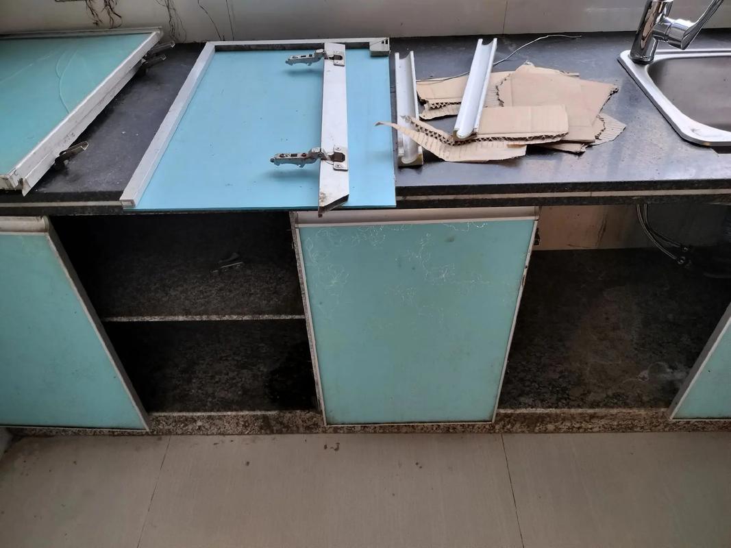 厨房橱柜门维修：油污导致合页卡顿，清洁+维修一步搞定(图1)