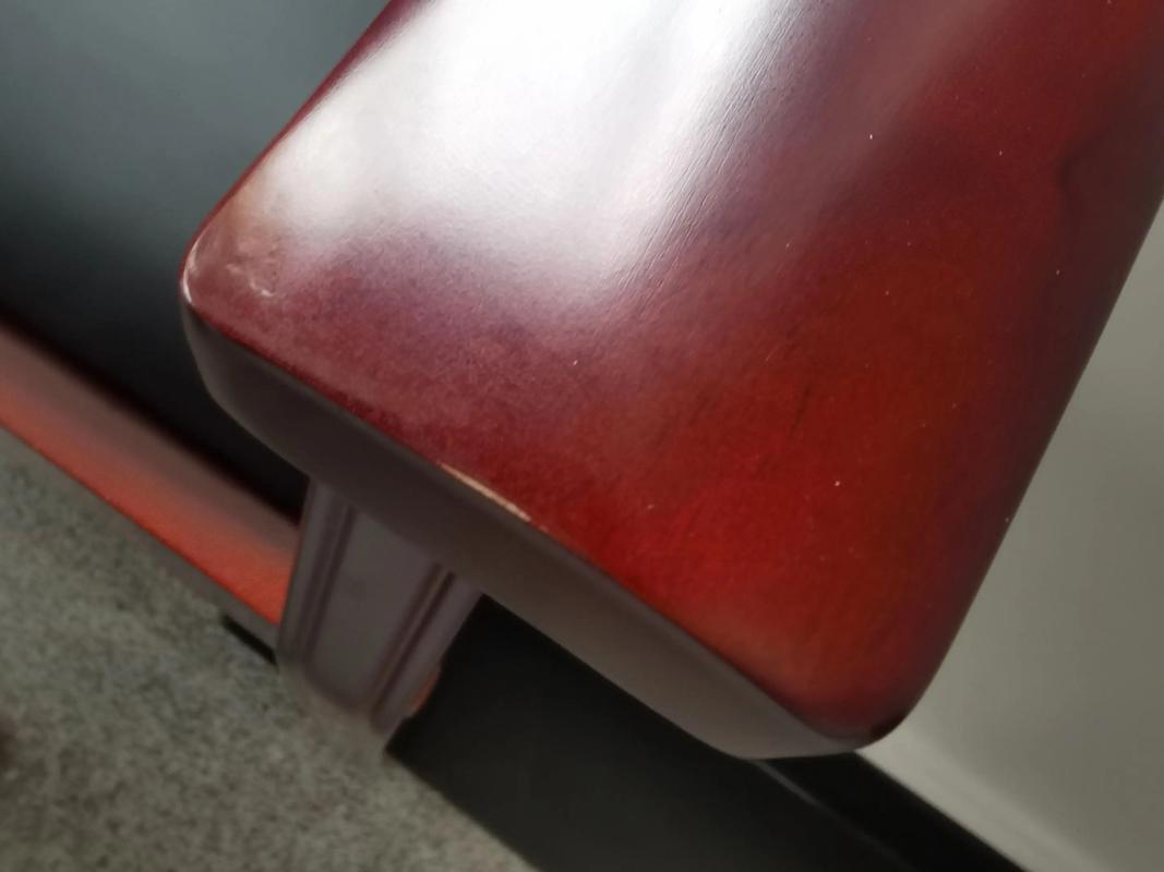 新买餐桌暗藏补漆痕迹，家具“被二手”如何识别与维权(图1)